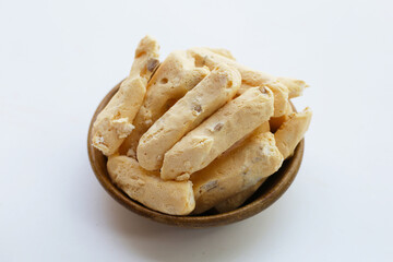 Light and crispy almond meringue cookies