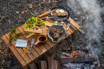 アウトドアでステーキ beefsteak grilled outdoors at campsite