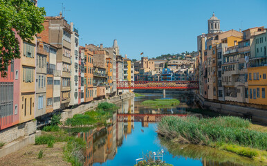 Maisons colorées de l'Onyar et le pont Eiffel à Gérone en Catalogne, Espagne.	