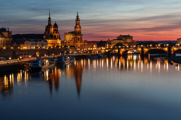 Blick über die Elbe auf Teile der barocken Altstadt von Dresden bei Nacht mit der katholischen...
