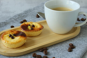 Sugar-Free Skyr Cheesecakes with Lemon and Low-Fat Cream Cheese