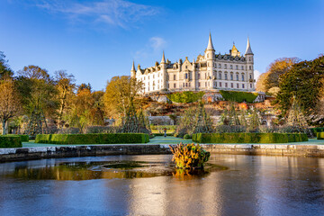 Obraz premium Dunrobin Castle at the Scottish Highlands in cold sunny winter day with clear blue sky