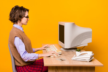 Photo portrait of attractive young woman sitting working computer dressed retro office clothes...