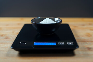 Weighing milk powder, weighing, scale, bowl, powder, milk powder, weight.