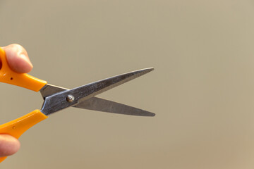 開いたハサミの二枚の刃