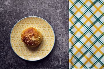 bułka z jagodami na stole 