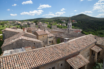 Vue panoramique sur le village de Labastide de Virac dans le sud de l'Ardèche