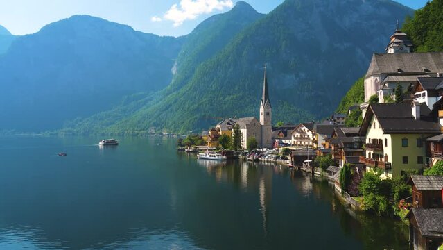 Idyllic Hallstatt mit Spiegelung im See Wasser - old town, Austria. Big Panorama - 4K Video.