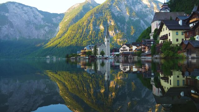 Idyllic Hallstatt mit Spiegelung im See Wasser - old town, Austria. Big Panorama - 4K Video.