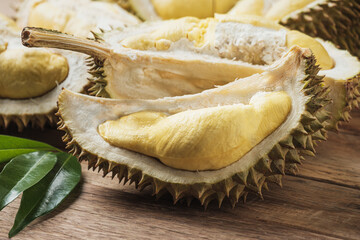 Obraz premium Close-up of delicious yellow peeled durian.