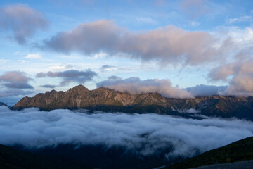 朝焼けに照らされる穂高連峰