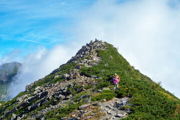 Fototapeta premium 蝶ヶ岳から蝶槍山頂へ向かう登山者