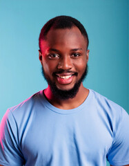 Fototapeta premium Close up em um homem sorridente, negro, com barba, com camiseta azul e fundo azul.