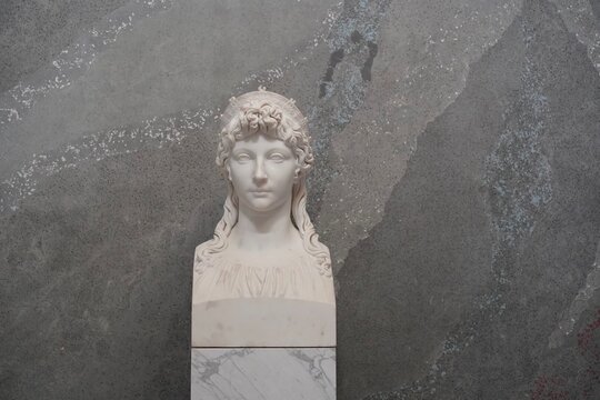 B&uuml;ste der preu&szlig;ischen K&ouml;nigin Luise nach dem Vorbild der Juno Ludovisi von Christian Daniel Rauch im Mausoleum von Schlossgarten Charlottenburg, Berlin, 22.05.2024