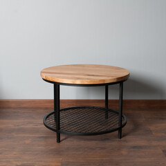 Loftowy mebel stolik kawowy z drewnianym blatem © VILKTERIO