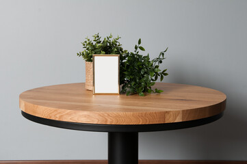 Loftowy mebel stolik kawowy z drewnianym blatem i czarną konstrukcją i złotą ramką © VILKTERIO