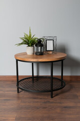 Loftowy mebel stolik kawowy z drewnianym blatem i czarną konstrukcją © VILKTERIO