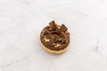 Donut Toblerone sur un fond blanc marbré 
