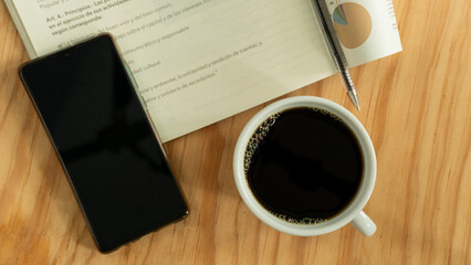 Espacio de trabajo con taza de café y teléfono