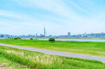 初夏に広がる青空・河川敷