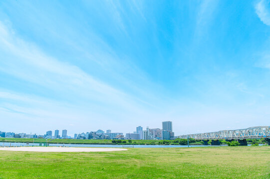 初夏に広がる青空・河川敷