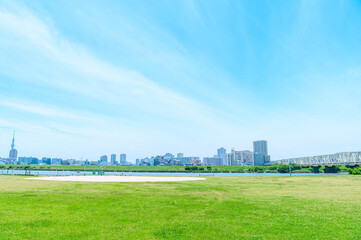 初夏に広がる青空・河川敷