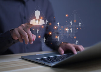 Businessmen use computers to recruit, manage and recruit HR teams to develop the leadership of employees and personnel for the company's competitive strategy to be successful.