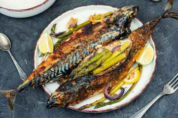 Baked mackerel with asparagus.