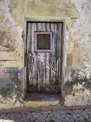 Puerta antigua de madera estilo portugués. Sur de Portugal.  