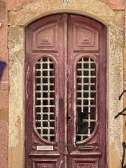 Puerta antigua de madera estilo portugués. Sur de Portugal.  