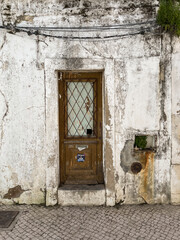 Puerta antigua de madera estilo portugu&eacute;s. Sur de Portugal.  