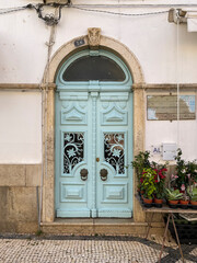 Puerta antigua de madera estilo portugués. Sur de Portugal.  