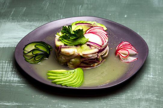 fotografia de alimentos de aguachile de pescado, platillo mexicano muy picoso
