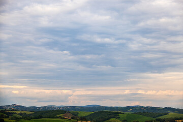 Fototapeta premium clouds over the mountains in tuscany italy