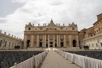 Naklejka premium front view of st peters basilica at the vatican