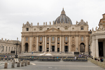 Fototapeta premium front view of st peters basilica at the vatican