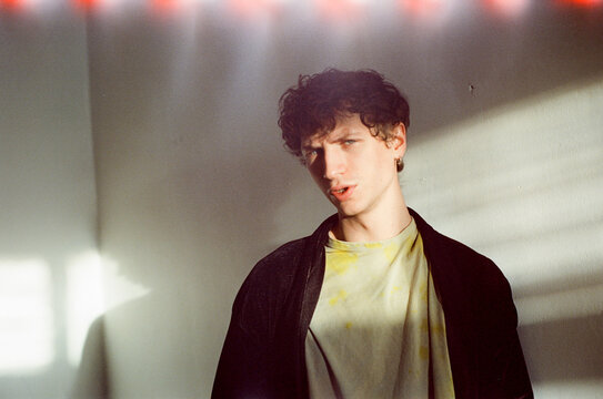 Confident person talking and looking to the camera with open mounth