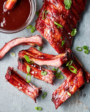 Barbecue spare ribs with scallions