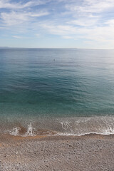 Praia de água azul na Albânia.