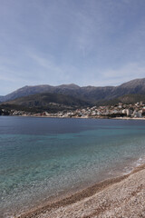 Praia de &aacute;gua azul na Alb&acirc;nia.