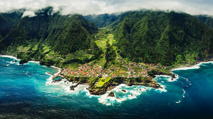 Village de Seixal au bord de l'océan au drone - Madère, Portugal © Aurélien PAPA