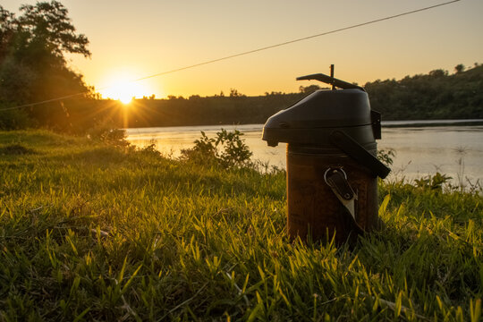Por do sol do Rio Uruguai Brasil com uma t&eacute;rmica de terer&eacute; ao lado 