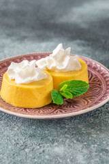 Mango and cream jelly