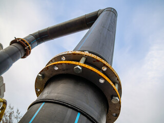 Connecting two sections of plastic pipeline using a flange