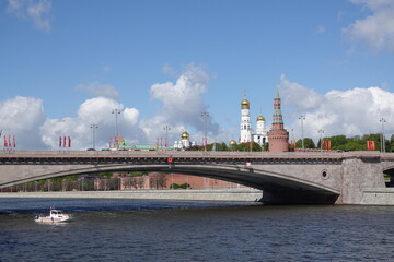 Fototapeta premium View of the Bolshoy Moskvoretsky Bridge and the Kremlin in Moscow