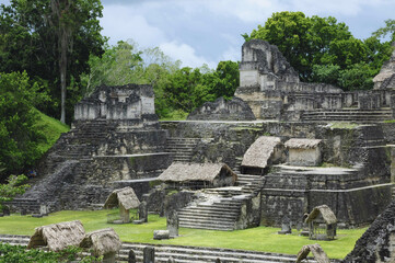 Vistas de la ciudad maya en el parque nacional de Tikal en Guatemala. Construcciones antiguas mayas.