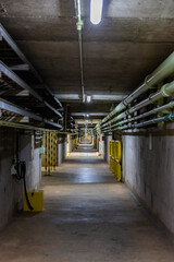 Corredor longo canos usina
