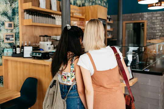 Caf&eacute; Queue friends