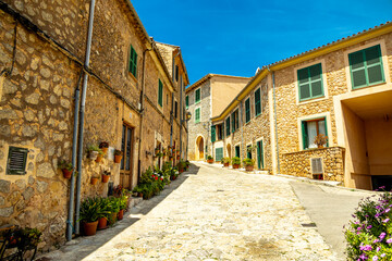 Kurzer Zwischenstop in der wunderschönen Kleinstadt Valldemossa im Nordwesten der Insel Region Serra de Tramuntana - Mallorca - Spanien