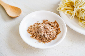 
粉末焼きそばソースと麺
